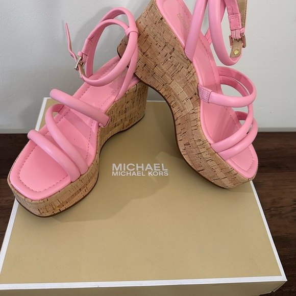 🌸NWOT MICHAEL KORS HAZEL WEDGE SHELL PINK - Picture 3 of 8